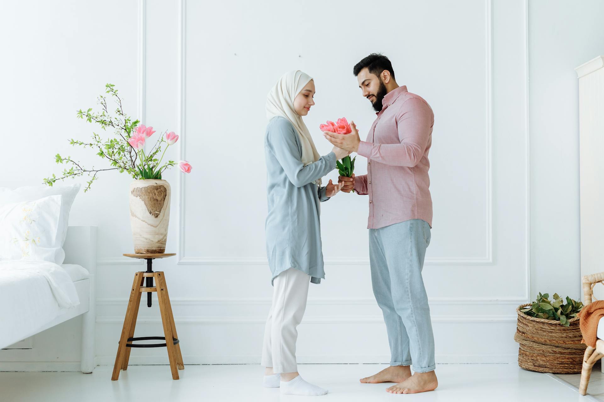 Couple musulman avec des fleurs